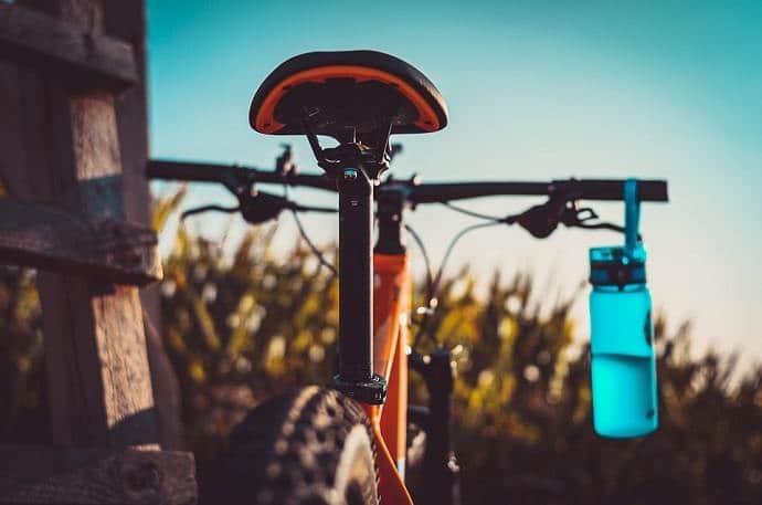 Mountain bike with saddle layback and a tumbler hanged on the handle